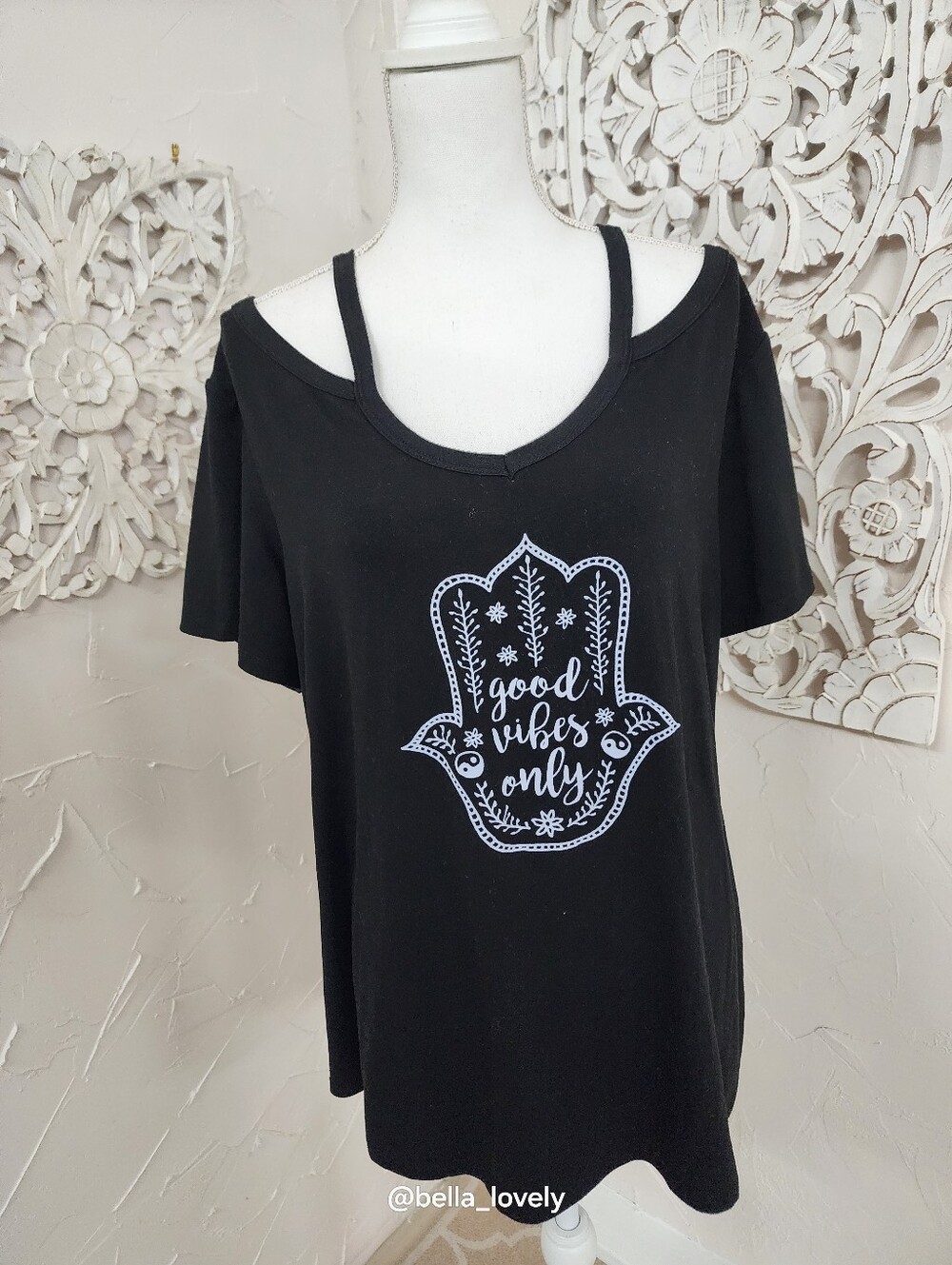 Free Kisses Black Short Sleeve Graphic Tee with White Hamsa Print Cold Shoulder
